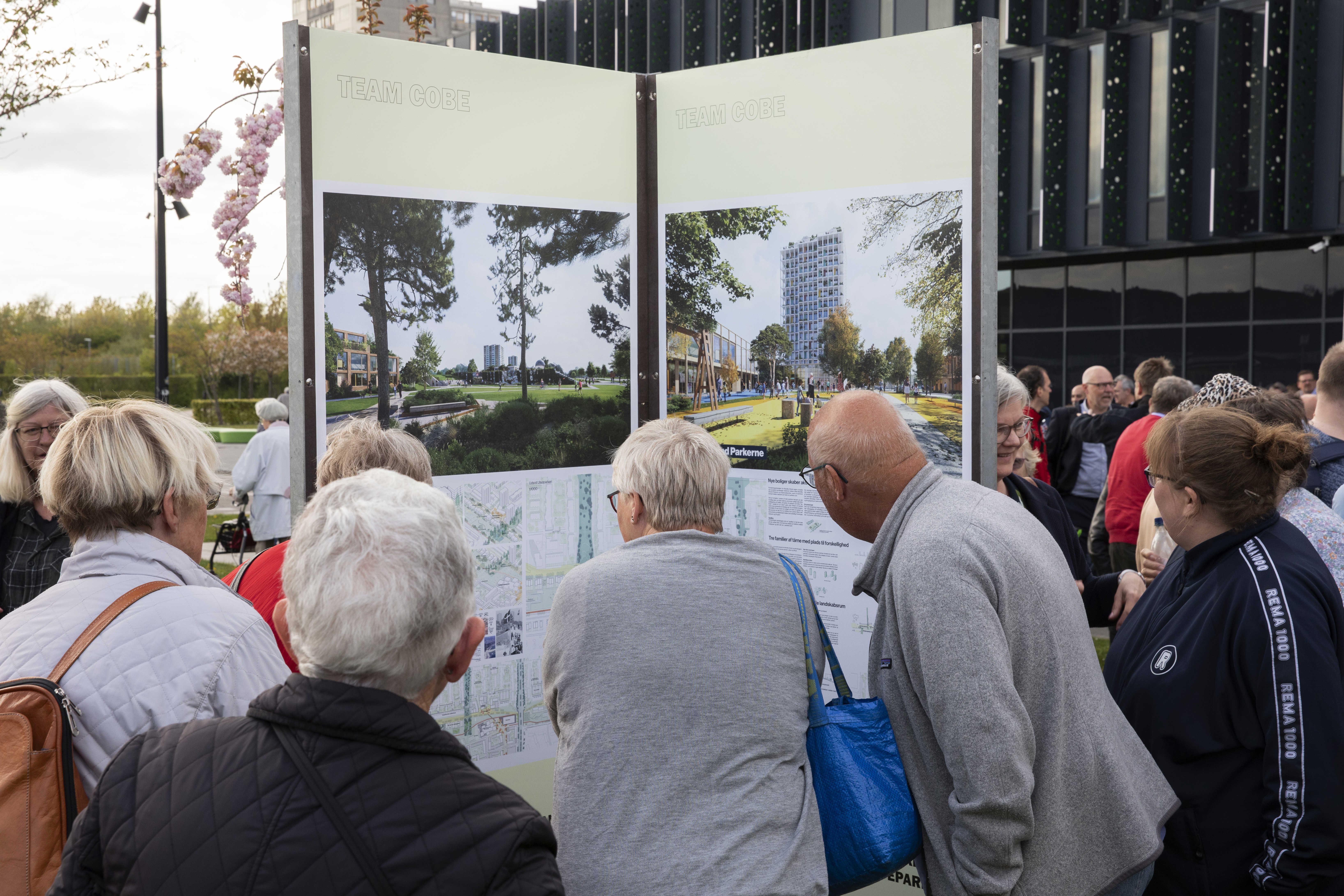 Borgere kigger på plancher af forslag til udviklingsplanen