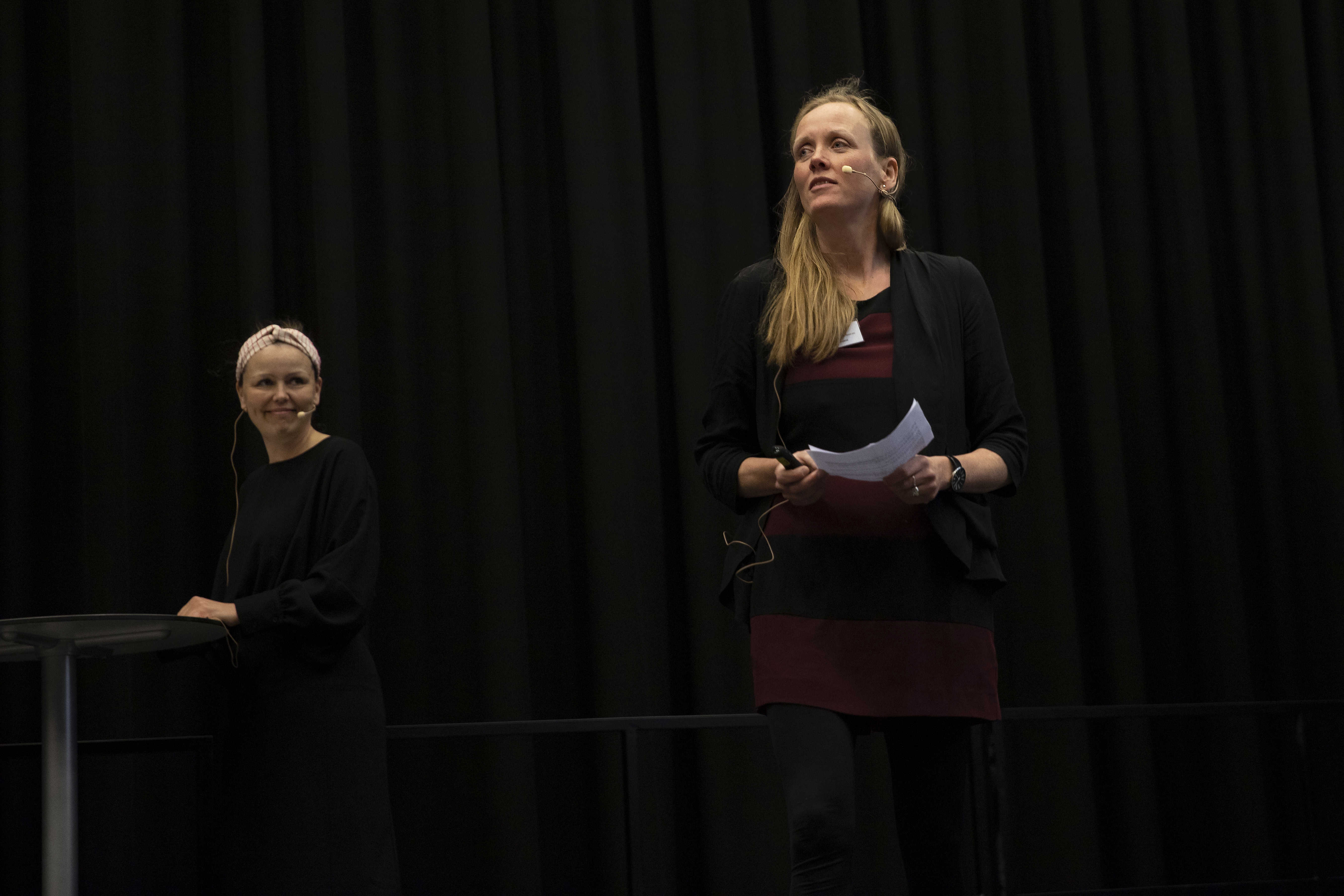 Lise Juul Madsen, Programchef og Katrine Thielke, rådgiver på scenen i Brønden. 